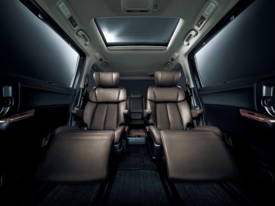  Nissan Elgrand Highway Star 2010 года  (фото 2 из 8)